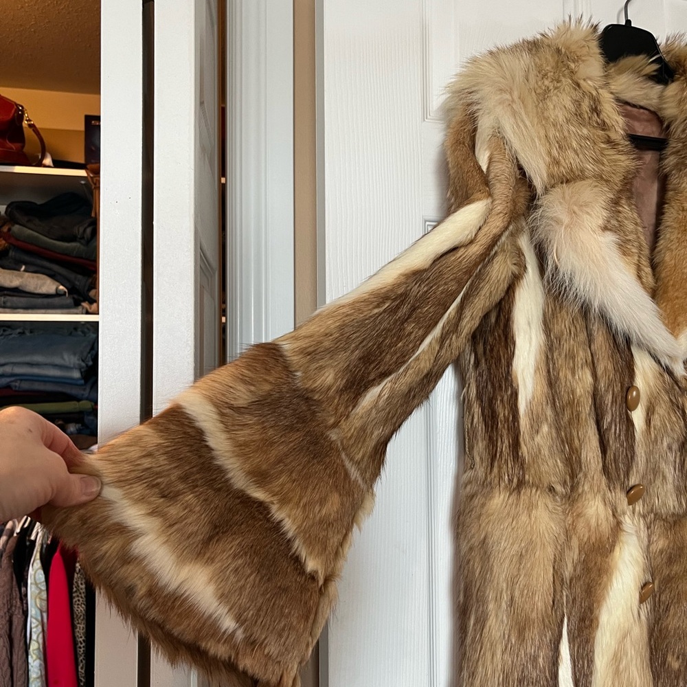 Luxurious Fur Coat with Double-Breasted Design - Picture 3 of 16